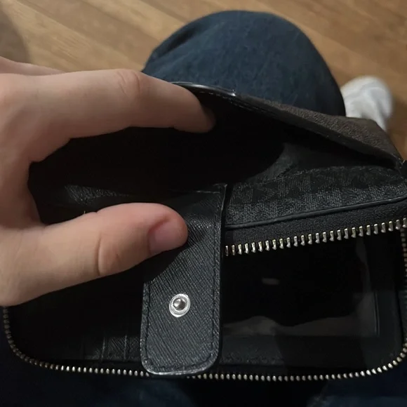 michael kors wallet - Picture 4 of 4